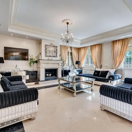 Beachside With Heated Pool Marbella