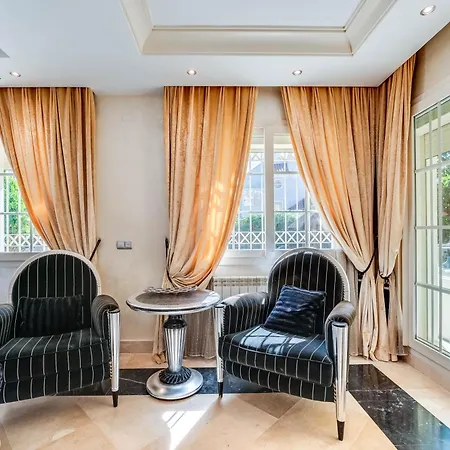 Beachside With Heated Pool Marbella